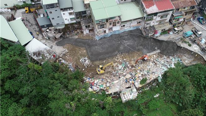新店安泰路60巷90弄因0403地震后，造成边坡及道路大规模坍塌。（新北市工务局提供）