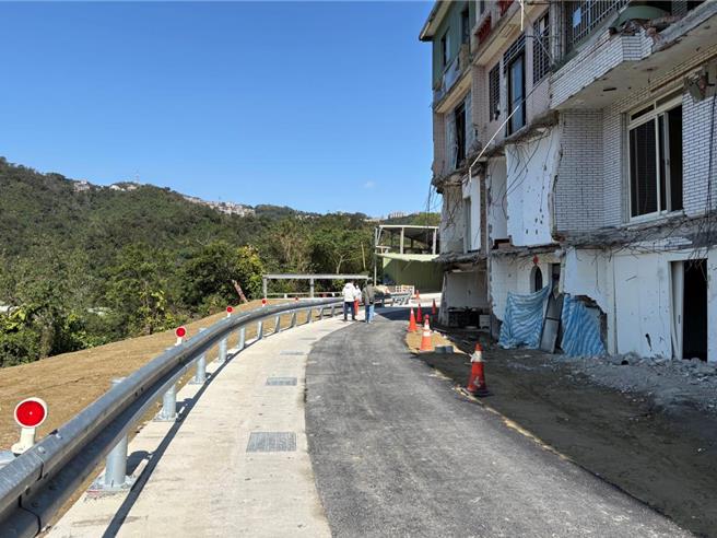 养工处歷经一年时间努力抢修復建，最近完工通车，让居民可以安全出入。（新北市工务局提供）