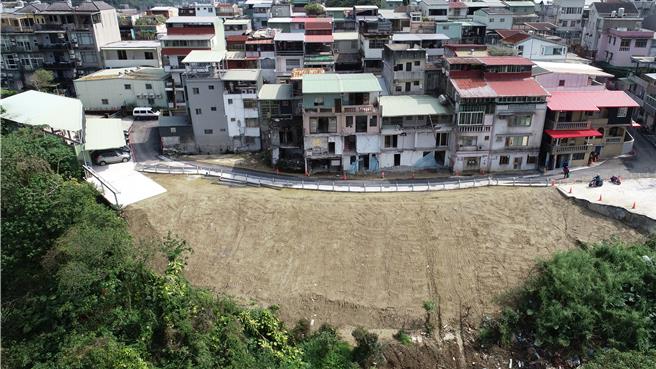 养工处拆除影响边坡违建及危楼、铺设防护网，採用喷射混凝土桩与排桩贯入岩层稳定边坡等工法，完成抢灾工程。（新北市工务局提供）