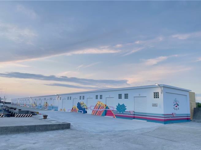 三芝后厝渔港内有渔具仓库，纯白外墙融合了「青春山海线」的色彩元素，缤纷且充满童趣。（新北市渔业处提供）