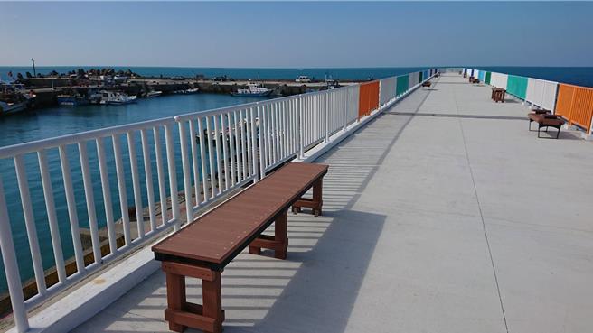 渔具仓库2楼设有景观平台，提供了一望无际的观景角度。（新北市渔业处提供）