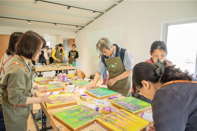 「山之山食验室」进行紫藤画艺体验，使用农业废弃素材描绘紫藤花，将春天的美好留存于画布之上。（新北市农业局提供）