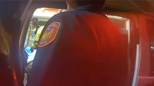 救护人员在车内为施男急救。（三重警分局提供）