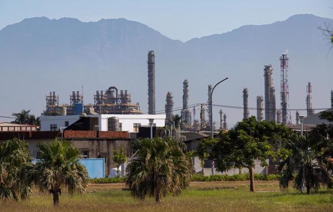 有学者直言，虽然去年受惠于AI、高科技出口景气灯号亮出多次红灯，但部分如传产等仍十分挣扎，更担心会面临长期不景气。（报系资料照）