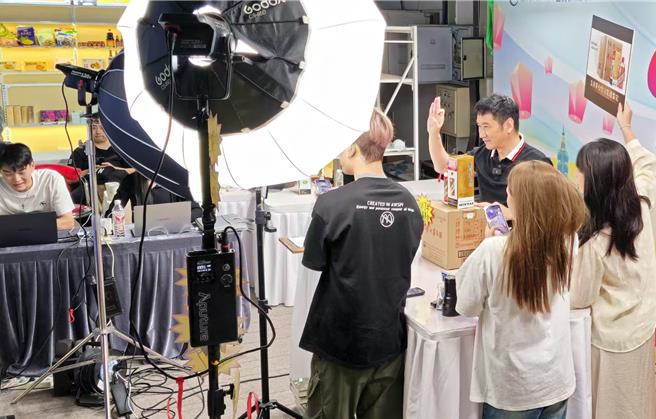 針對315晚會曝光商業違法，大陸市監總局、工信部連夜部署行動，全面加大包括直播帶貨在內的網售產品抽查力度。圖為電商直播播示意圖，非新聞當事人。（藍孝威攝）