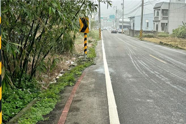 桃园市芦竹区西溪路位于工业区内，因路幅窄小导致会车时常与大车争道，民代近期争取周边地主同意，盼能将道路拓宽，确保交通安全。（姜霏摄）