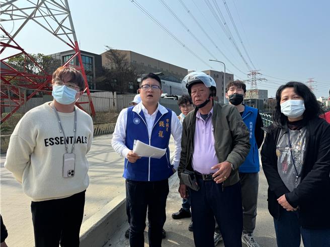 桃园市芦竹区西溪路位于工业区内，因路幅窄小导致会车时常与大车争道，民代近期争取周边地主同意，盼能将道路拓宽，确保交通安全。（姜霏摄）