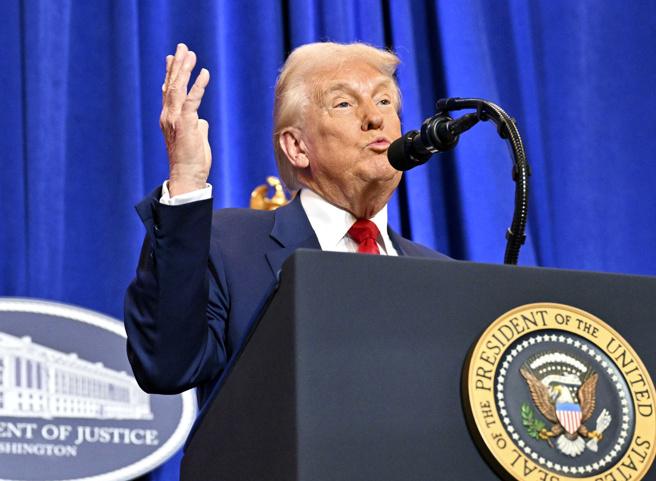 美國總統川普2024年競選總統期間，屢次宣稱勝選後會在24小時內終結俄烏戰爭，不過至今俄烏尚未達成停火，他近日辯稱，當初的說法只是在「嘲諷」。（美聯社）