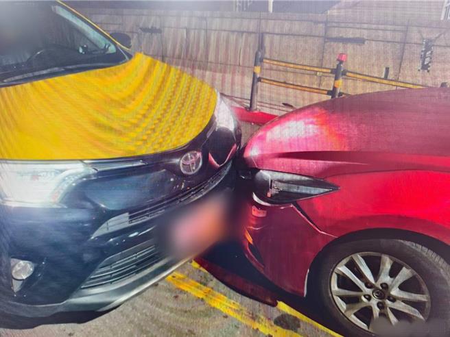 孟男事故时在社群媒体发文揶揄：「直接用我的保杆帮警察抓到一个死酒驾仔！」(翻摄照片)