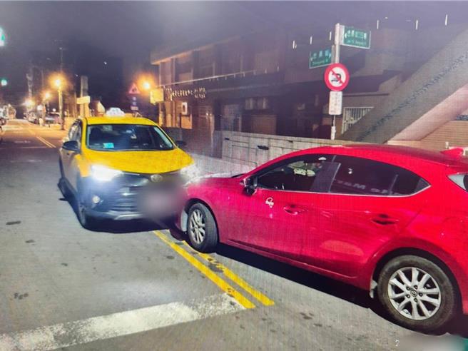 孟男事故时在社群媒体发文揶揄：「直接用我的保杆帮警察抓到一个死酒驾仔！」(翻摄照片)