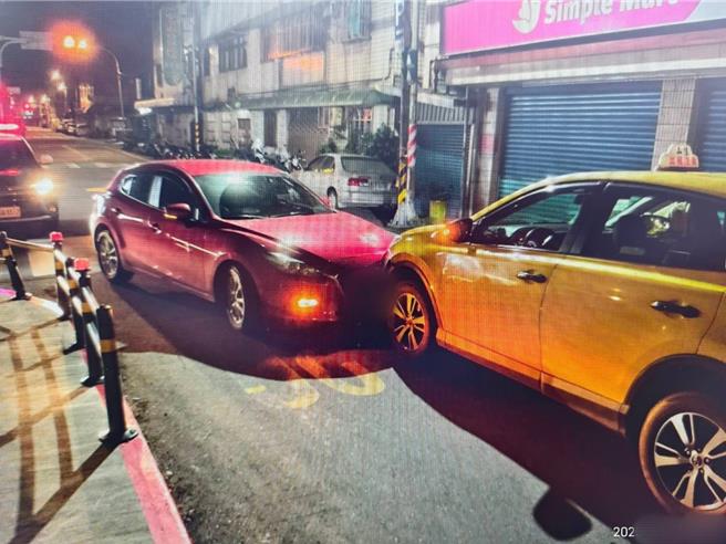 孟男事故时在社群媒体发文揶揄：「直接用我的保杆帮警察抓到一个死酒驾仔！」(翻摄照片)