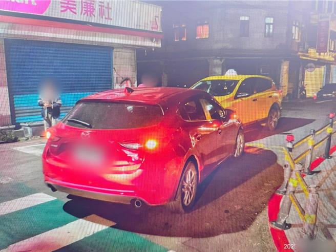 孟男事故时在社群媒体发文揶揄：「直接用我的保杆帮警察抓到一个死酒驾仔！」(翻摄照片)