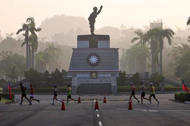 在2025年正式復办凤山跑3校越野马拉松42.195公里全马赛事，注入更多新元素。示意图为2024「2024凤山跑三校越野马拉松」跑者经过陆军步训部「临阵当先」精神堡垒。（青年日报）