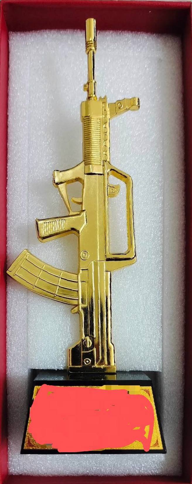 2025凤山跑三校越野马拉松前三名，拿到的竟是一把金色的共军九五式衝锋枪造型奖座。（取自脸书靠北长官2025Max）