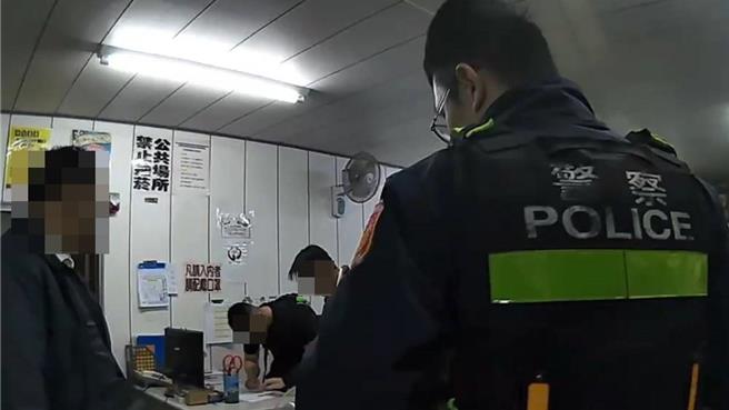 刘男到桃园旅游却将行李钱包全丢公车上急坏，桃警带他赶公车寻失物。(翻摄照片)