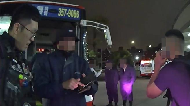 刘男到桃园旅游却将行李钱包全丢公车上急坏，桃警带他赶公车寻失物。(翻摄照片)