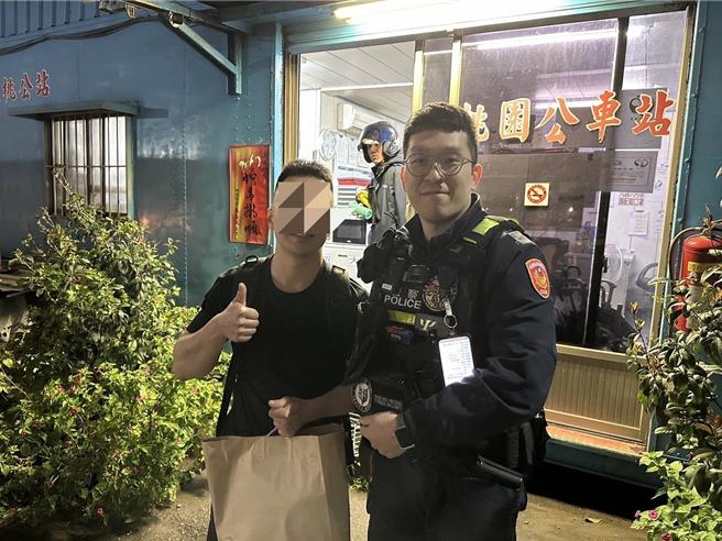 刘男到桃园旅游却将行李钱包全丢公车上急坏，桃警带他赶公车寻失物。(翻摄照片)