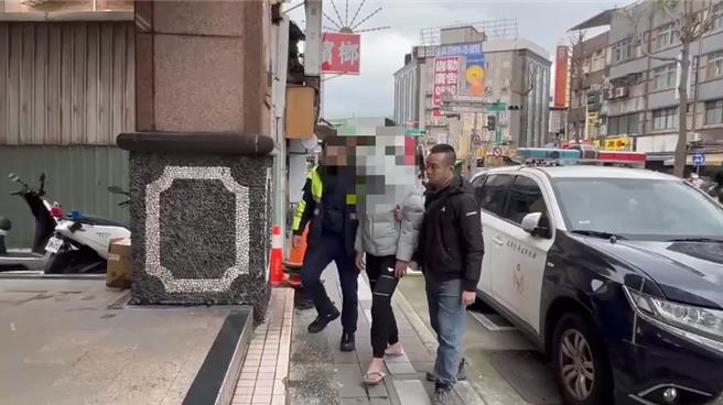员警将嫌犯带回侦讯。（三重警分局提供）