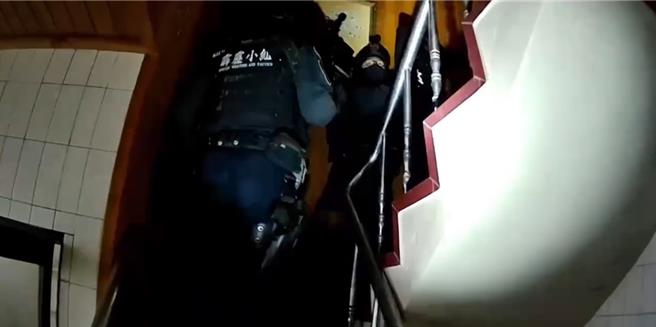 警方7日便持搜索票強勢攻堅，熟睡中的林嫌驚嚇不已，現場起獲改造槍1把、子彈27顆及毒品安非他命等證物。（警方提供／吳佩蓉宜蘭傳真）