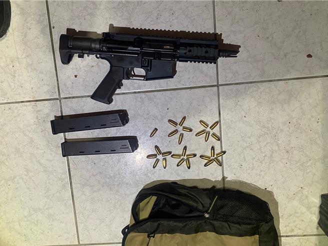 警方7日便持搜索票強勢攻堅，熟睡中的林嫌驚嚇不已，現場起獲改造槍1把、子彈27顆及毒品安非他命等證物。（警方提供／吳佩蓉宜蘭傳真）