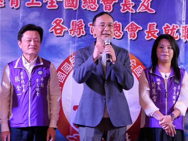 國民黨主席朱立倫（中）16日南下雲林縣，表示民進黨已經啟動下鄉宣講，國民黨要團結一致，對於民進黨的惡罷行為，全黨一定要團結反惡罷。（張朝欣攝）