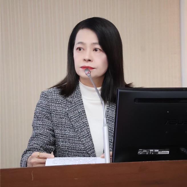 国民党立委许宇甄炮轰卓荣泰配合民进党办理政策说明，首场选在台中举行，现场还设有大罢免连署摊位，明显针对台中市长卢秀燕，政治操作痕迹昭然若揭。（许宇甄提供／张睿廷台北传真）