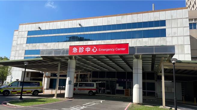 桃醫日前有1名6個月大孩童送醫，發現是左手骨折，醫師呼籲日常抱小孩時，應注意施力位置，建議以雙手托住腋下，避免直接拉扯孩子的手臂。（桃醫提供）