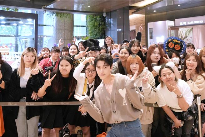 邱宇辰出席香氛品牌一日店長活動，與粉絲近距離接觸。（Ease香氛提供）