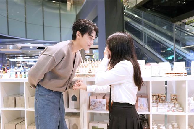 邱宇辰近距離寵粉無極限。（Ease香氛提供）