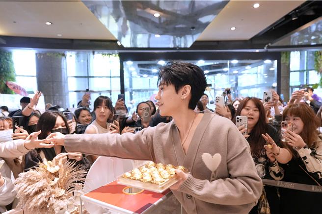 邱宇辰近距離寵粉無極限。（Ease香氛提供）