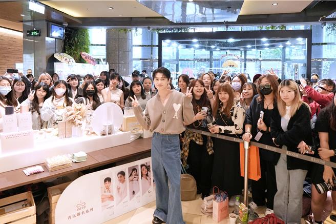邱宇辰出席香氛品牌一日店長活動，與粉絲近距離接觸。（Ease香氛提供）