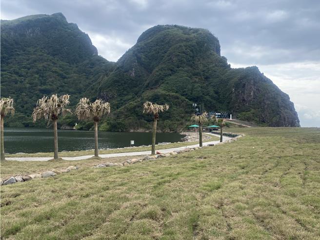 今宜兰海上风日仍超过6级，出现长浪，故17日宜兰龟山岛封岛1天。（东北角风景管理处提供／吴佩蓉宜兰传真）