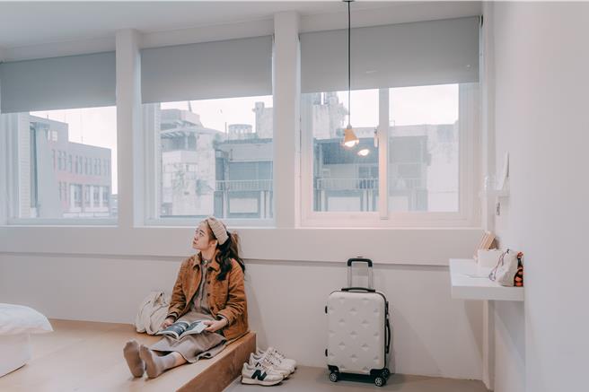 票年輕人在南方澳漁港打造新地標，將五十年前南方澳大戲院，改造為一間訴求體驗及傳承海港人文生活的文創旅「又一天 Koh Tsit Kang文旅」。（蘇澳鎮公所提供／吳佩蓉宜蘭傳真）