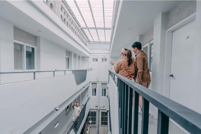 保留既有特色天井、長廊結構、克服漏水問題，增添文旅軟裝及機能，賦予全新品牌風貌。（蘇澳鎮公所提供／吳佩蓉宜蘭傳真）