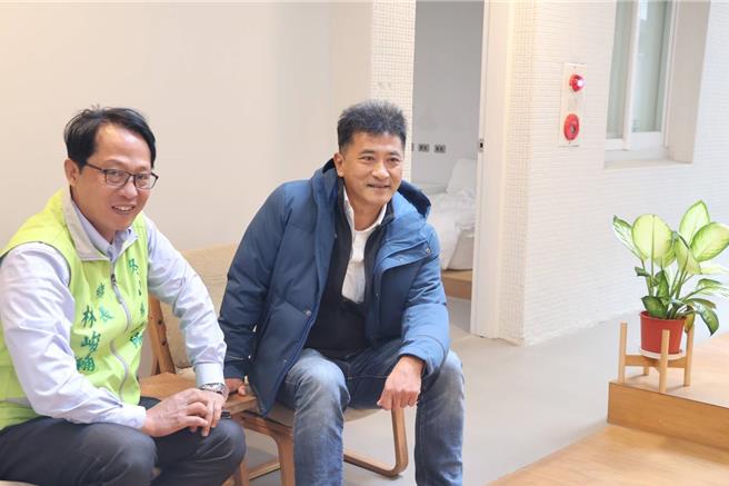 與會嘉賓除蘇澳鎮長李明哲（右）親自獻上祝福，冬山鄉長林峻輔（左）、縣議員謝正信、陳玉萍及蘇澳鎮民代表李婉萍，也都現身祝賀。（蘇澳鎮公所提供／吳佩蓉宜蘭傳真）