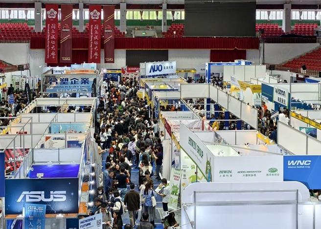 在AI跨域带动求职热潮下，16日的南区就业博览会上，大批求职人潮涌入成大。（成功大学提供／郭良杰台南传真）　