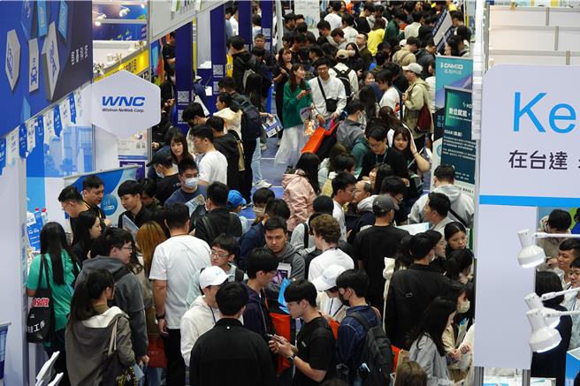 16日的南区就业博览会上，大批求职人潮挤爆成大会场。（成功大学提供／郭良杰台南传真）