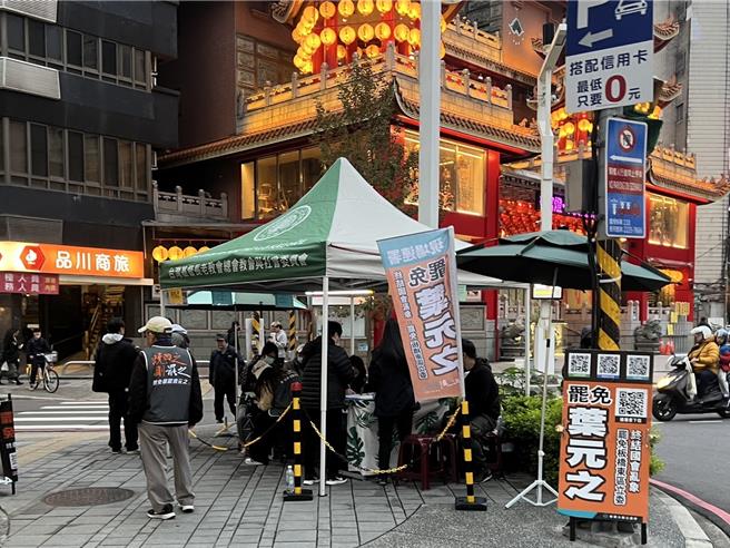 罢免叶元之团体设有固定站点。（王扬杰摄）