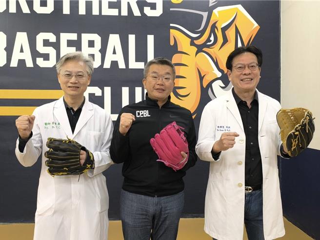 中華職業棒球大聯盟今天舉辦「醫護感恩日」，邀請中部8家醫院醫護人員，免費攜伴進入洲際棒球場看球賽。（李京昇攝）