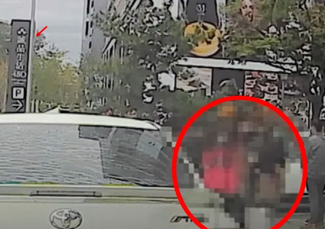 当时母女三人被警方带回旁边的派出所。（翻摄画面）