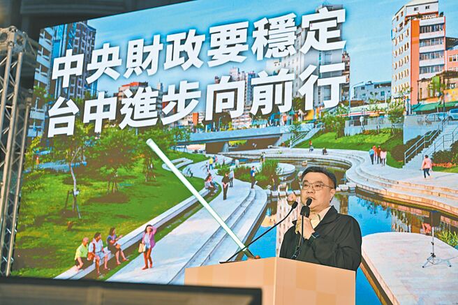 民進黨首場政策宣講會，行政院長卓榮泰講到要建設中台灣為精密智慧新核心時，突拿出綠色光劍。（民進黨提供／馮惠宜台中傳真）