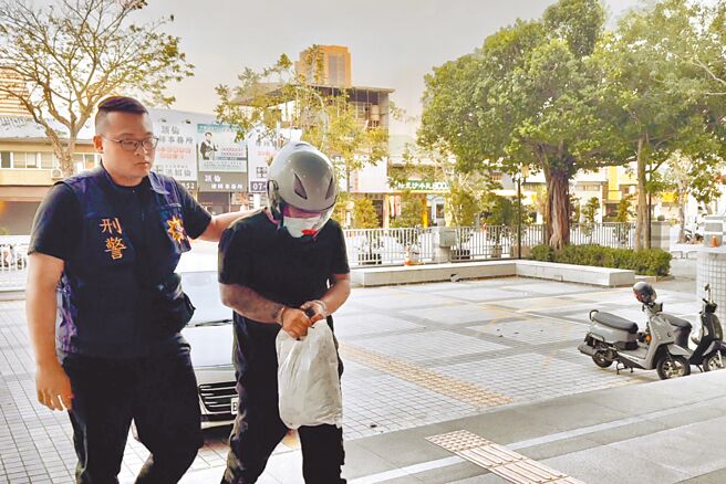 高雄发生骇人听闻凶杀案，张姓男子（右）涉嫌杀害石姓妇人并将其弃尸屏东山区。（纪爰摄）