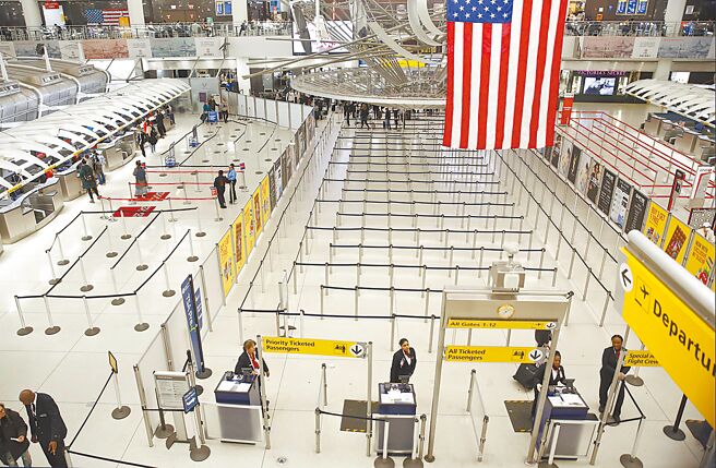 传川普政府考虑祭新禁令，拟对数十个国家扩大实施旅行限制。图为纽约甘迺迪机场第一航厦。（美联社）