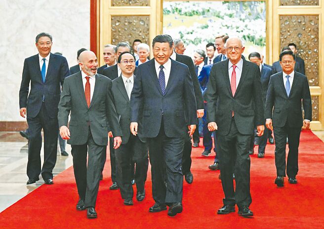 大陆正积极接触全球顶尖外国企业执行长，预定3月28日安排他们与大陆国家主席习近平会面。图为2024年3月，大陆国家主席习近平在北京人民大会堂会见美国工商界和战略学术界代表。（新华社）