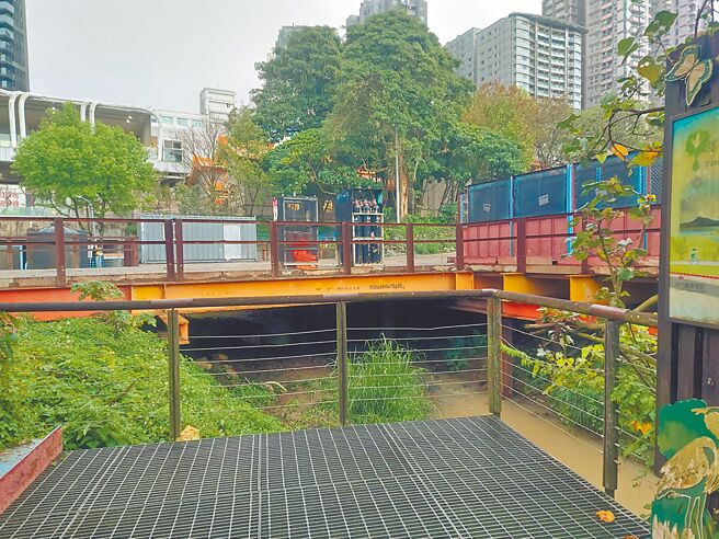 红树林生态步道近日因淡北道路工程导致部分出入口遭封闭。（张铠乙摄）