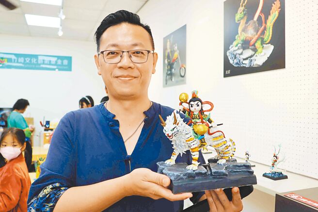 藝師黃昭智從8歲起，無師自通捏麵創作長達43年，不但發展出一套屬於自己的創作風格，還曾受邀至國外展演、分享。（呂妍庭攝）