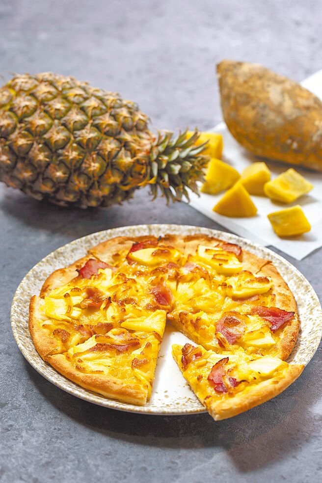 「泰爱凤梨地瓜披萨」组合套餐搭配2杯特调水果茶580元加1成；凭泰妍演唱会门票可享88折优惠。（国联大饭店提供）