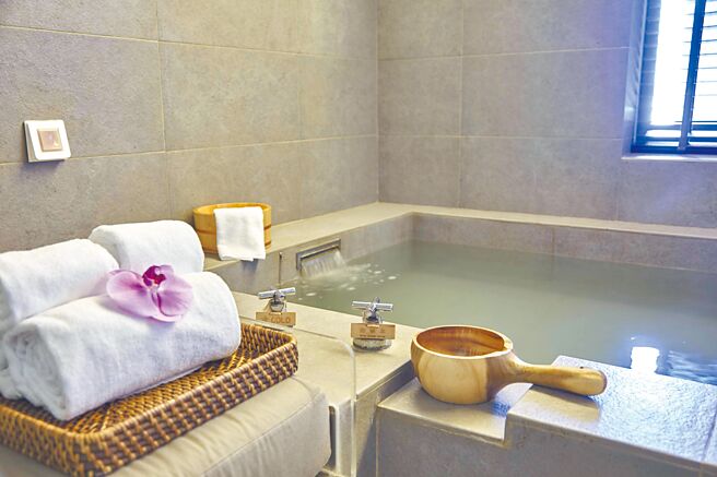 「安德烈波伽利」住房优惠内含5000元餐饮抵用金、2000元住房礼宾券，另有大眾风吕、独立汤屋、SPA千元抵用券各1张。（大地酒店提供）