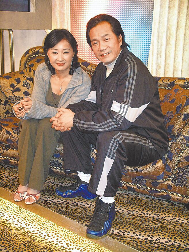 「一代大俠」張振寰（右）14日被發現陳屍家中，前妻鮑正芳（左）表達哀悼。（資料照片）