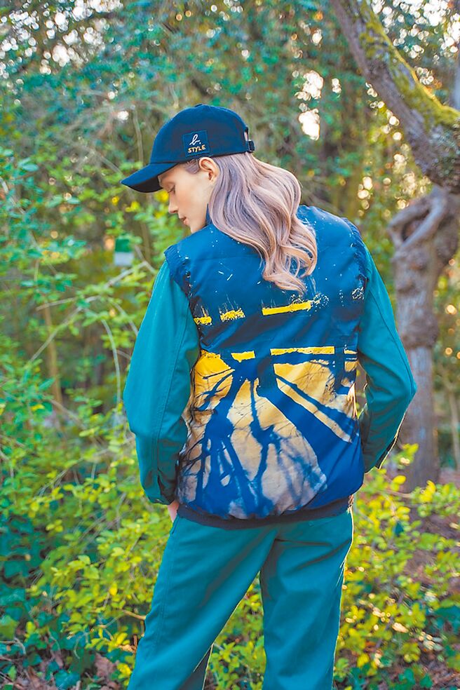 agnes b. 2025秋冬系列，有經典照片印刷photoprints演繹秋日浪漫光景的作品。（agnes b.提供）